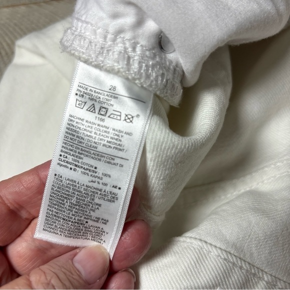 Old Navy Women 28 White High Rise Slouchy Straight Fray Raw Hem Denim Shorts - Picture 14 of 16